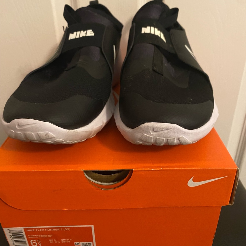 Nike Flex Runner Black and White Sneakers